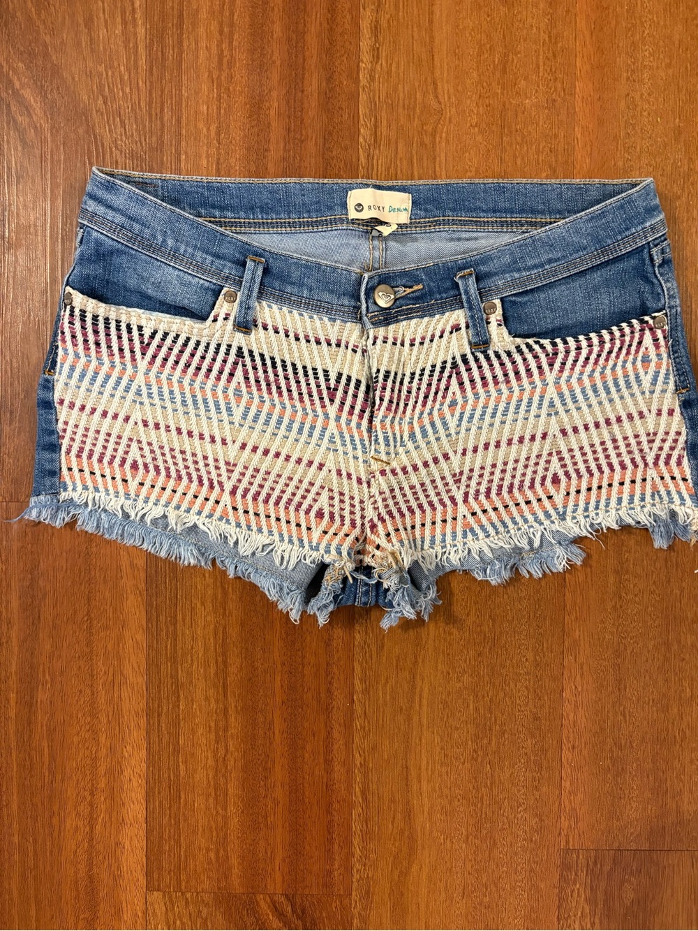 Roxy Denim Low Rise Embroidered Cutoff Shorts Size 11/30 Boho Festival